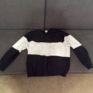 Nike crew neck. Black and White